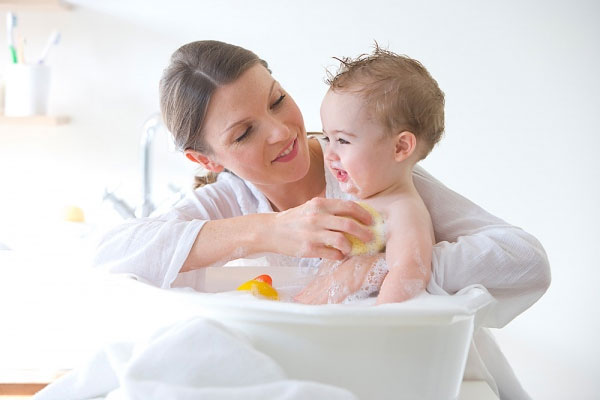 MÁCH NHỎ BÍ QUYẾT CHĂM SÓC DA BÉ ĐÚNG CÁCH TỪ ĐẦU ĐẾN CHÂN